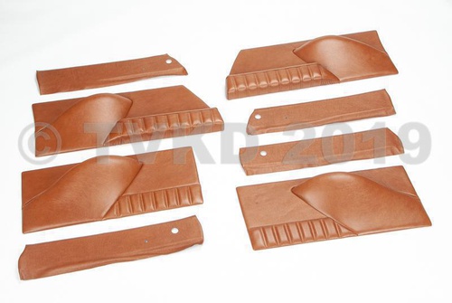 Compleet lederen interieur, met deurpanelen, brede hoofdsteunen en middenarmsteun vooraan. Bruin leer. Met inruil van voorstoelen en achterbank