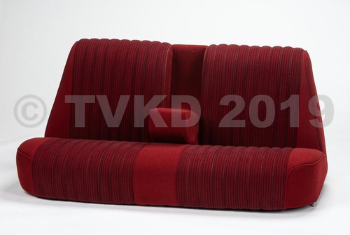 Compleet stoffen interieur, met deurpanelen, brede hoofdsteunen en middenarmsteun. Met inruil van de oude stoelen en achterbank. Rood stof