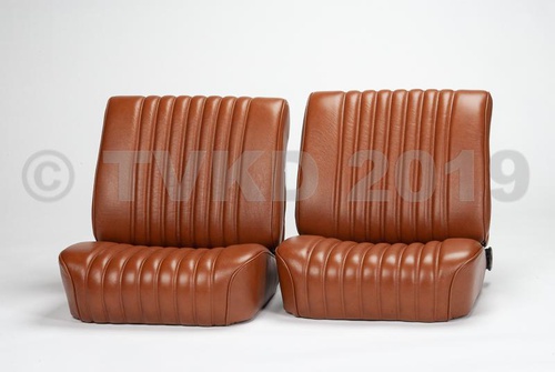 Compleet lederen interieur, met deurpanelen, brede hoofdsteunen en middenarmsteun vooraan. Bruin leer. Met inruil van voorstoelen en achterbank