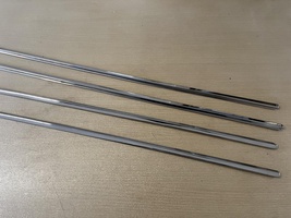 DS Onderdelen - Set sierstrips bovenkant, voor 4 deuren, Pallas. Voor de bevestiging van de bekleding boven het deurpaneel.