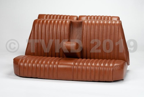 Compleet lederen interieur, met deurpanelen, brede hoofdsteunen en middenarmsteun vooraan. Bruin leer. Met inruil van voorstoelen en achterbank