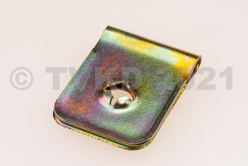 Clip in de aluminium koeltunnel voor de radiator