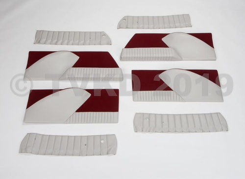 Compleet stoffen interieur, met deurpanelen, brede hoofdsteunen en middenarmsteun. Met inruil van de oude stoelen en achterbank. Rood stof