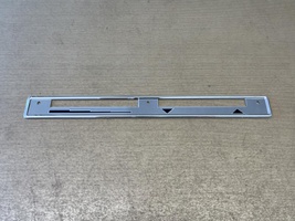  - Langwerpig sierplaatje aan kachel Pallas