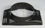 Zwarte plastic bak achter radiator